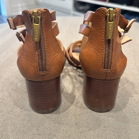 Vince Camuto Beige Leather Sandals Gold Studs 7US - Picture 3 of 5